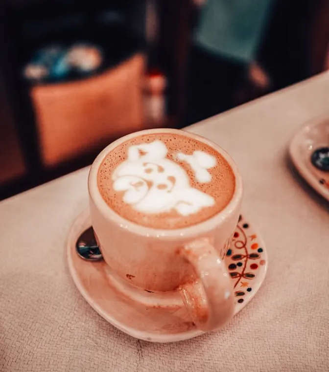 Cappuccino con latte art en taza artesanal