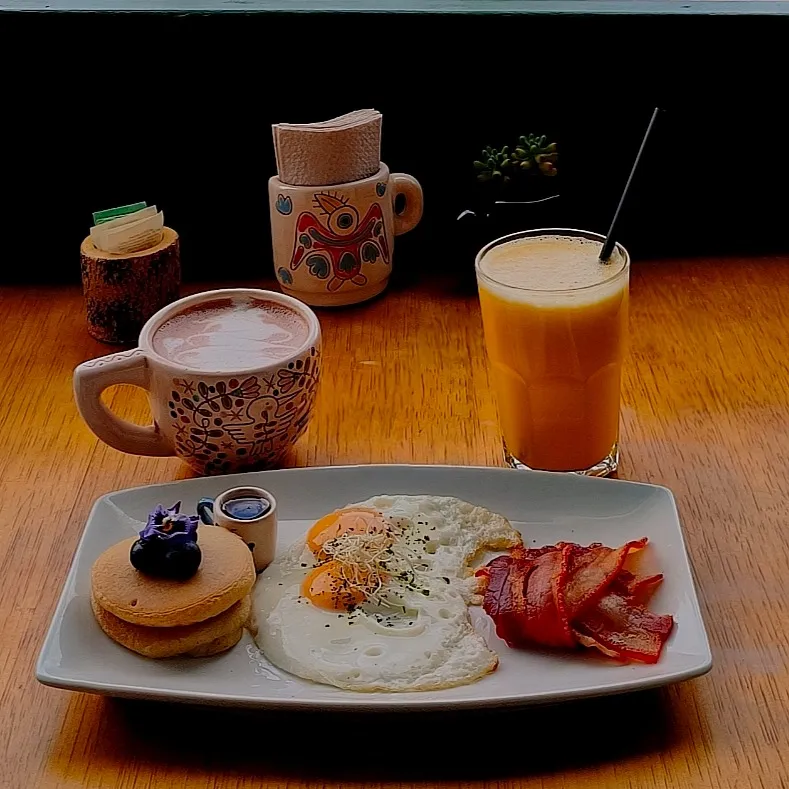 Desayuno con café de especialidad en el balcón de Experiences, frente a la Plaza de Armas de Cusco