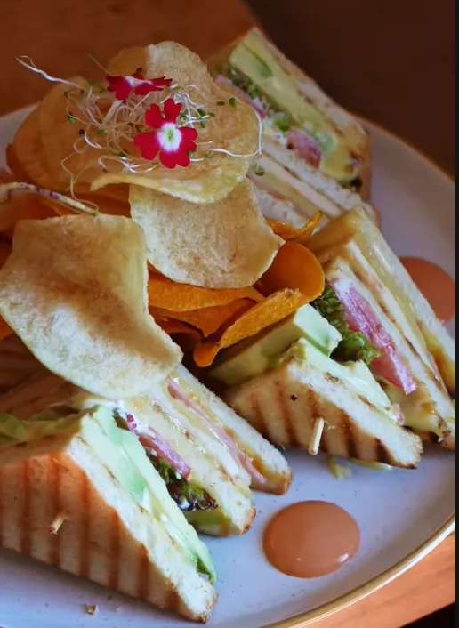 Experiences Club Sándwich completo acompañado de papas nativas