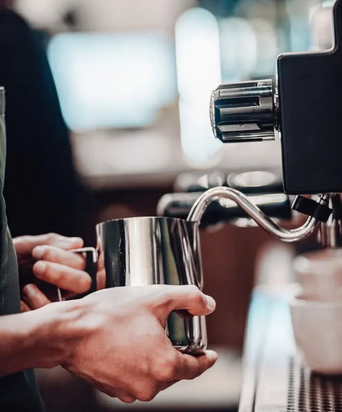 Flat white caliente preparado por baristas expertos