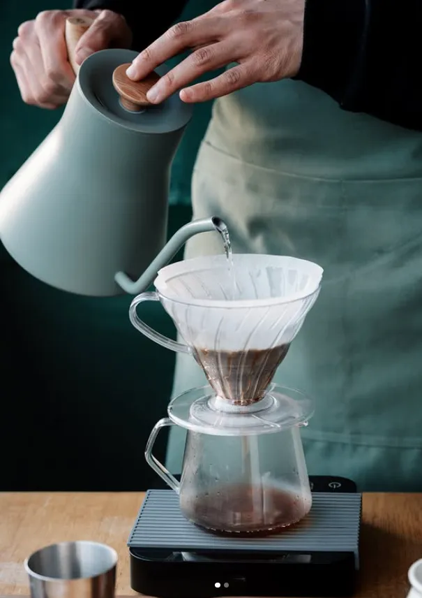 Método de filtrado V60 extrayendo notas de café cusqueño